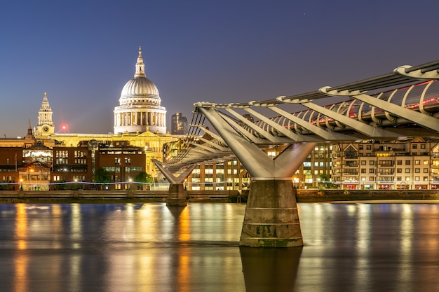 Catedral de San Pablo con el puente del milenio