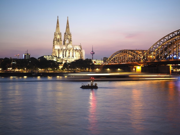 Foto catedral de san pedro y puente hohenzollern sobre el río rin en k