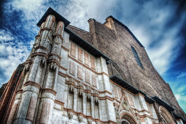 Catedral de San Petronio bajo un cielo dramático en hdr