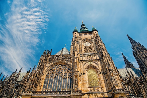 Catedral de San Vito en Praga, República Checa famoso edificio histórico, contra el cielo azul