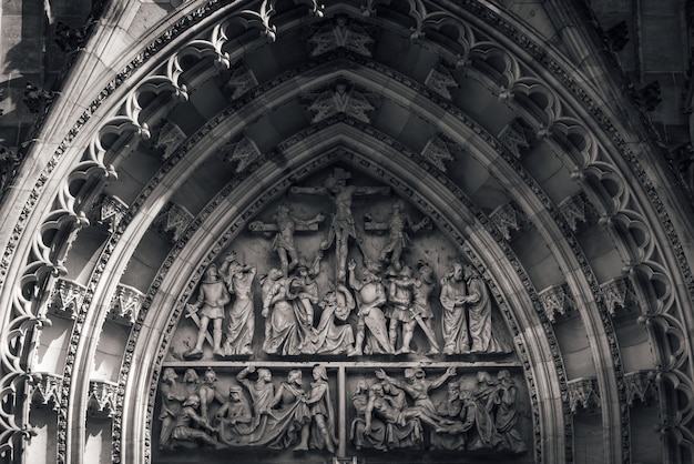 Foto catedral de san vito, relieve que representa la crucifixión de cristo. praga, república checa