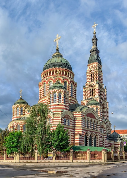 Catedral de la Santa Anunciación en Kharkiv, Ucrania en un día soleado