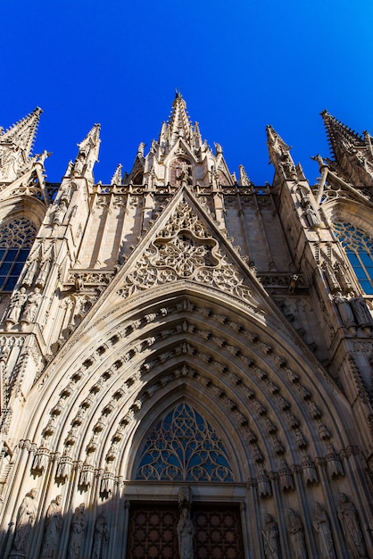 Catedral santa cruz e santa eulália no bairro gótico de barcelona, espanha