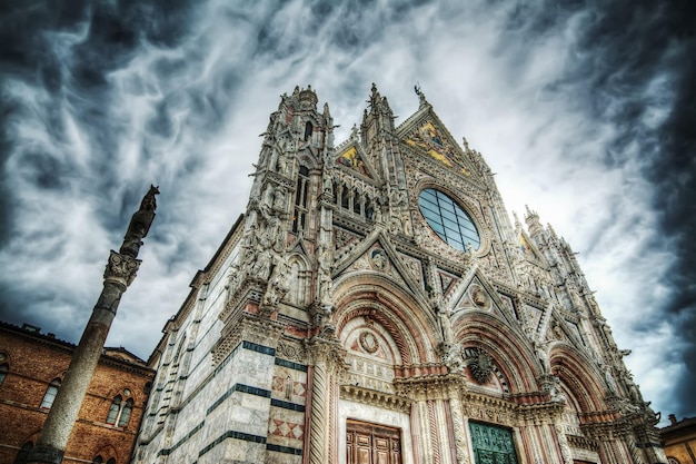 Catedral de Santa Maria Assunta en Siena bajo un cielo espectacular Procesado para el efecto de mapeo de tonos hdr