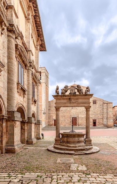 Catedral Santa María de la Asunción y pozo Pozzo dei Grifi e dei Leoni en Montepulciano