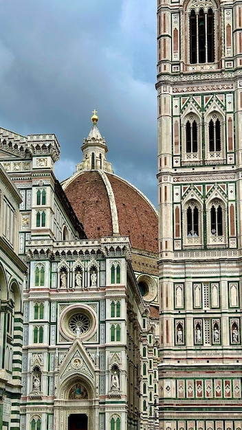 Foto catedral de santa maría del fiore en florencia catedral de santa maría con una flor