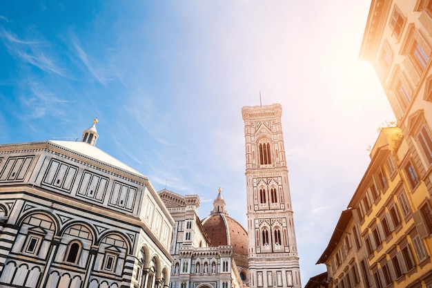 Catedral de Santa Maria del Fiore en Florencia, Italia. Vista de abajo hacia arriba