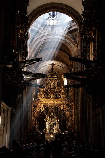 Catedral de Santiago de Compostela con un gran haz de luz