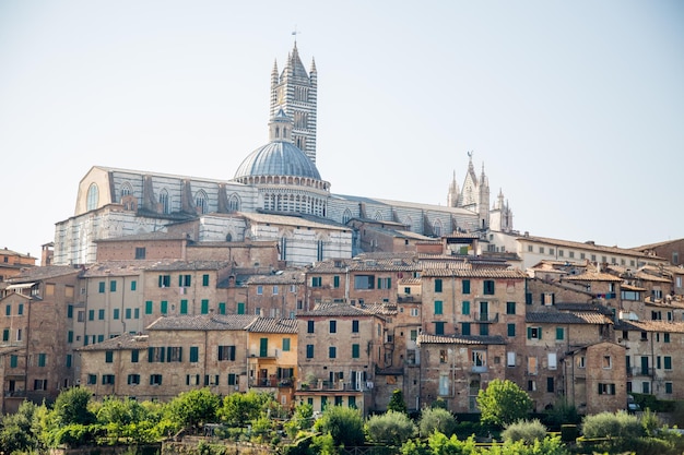 Catedral de Siena (Duomo di Siena italiano) y vistas panorámicas de la ciudad. Ciudad histórica vieja en Italia