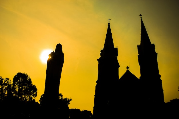 Catedral silhueta ao pôr do sol em Hochiminh