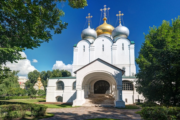 Catedral de Smolensky en el convento de Novodevichy en Moscú