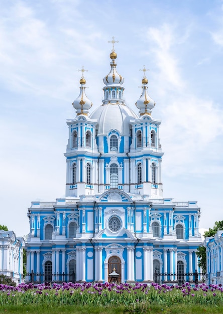 Catedral Smolny en San Petersburgo en verano Rusia