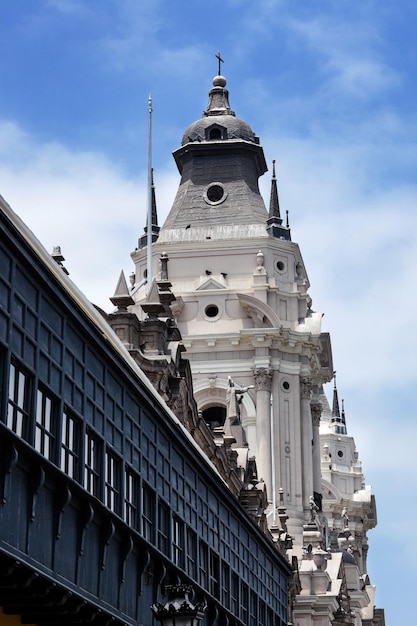 Catedral sobre fondo de cielo nublado