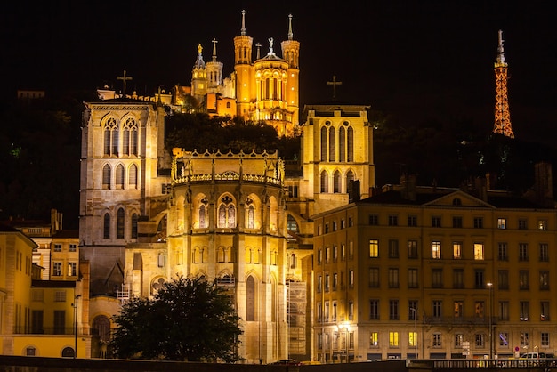 Catedral de St Jean y la basílica Notre Dame de fourviere en Lyon Francia por la noche