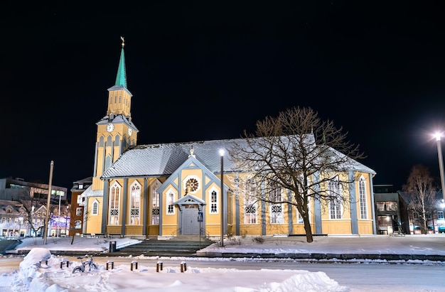 Catedral de Tromso en Noruega polar en invierno