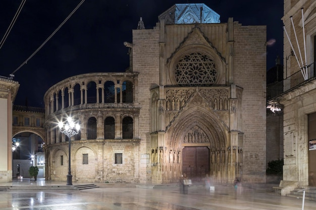 Catedral de valencia a través de la puerta de los apóstoles imagen nocturna españa