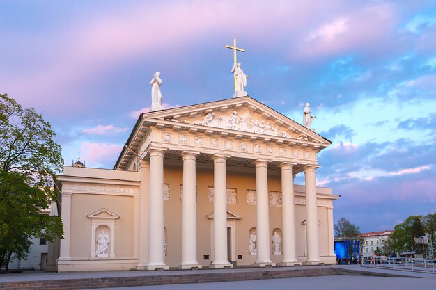 Catedral de Vilna en la luz del atardecer, Lituania.