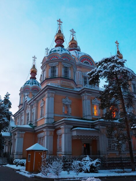 Foto catedral de zenkov en el invierno de almatykazakhstan