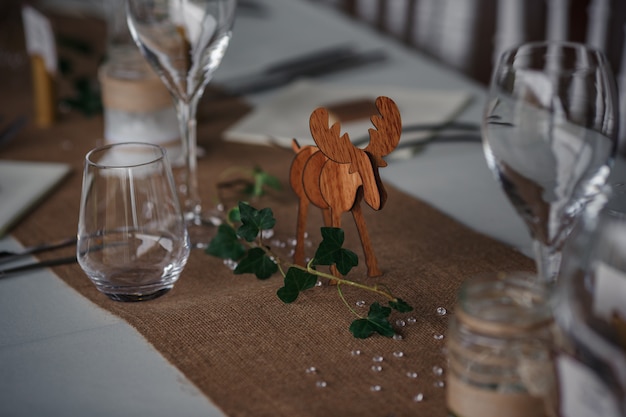 Catering-Abendessen im Freien bei der Hochzeit mit hausgemachter Dekoration garniert