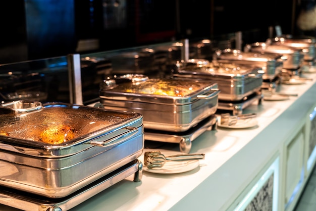 Foto catering-buffet-essen mit beheizten trays, die zum servieren bereit sind