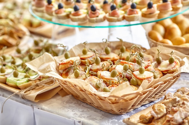 Catering de canapés con aceitunas, limón y salmón