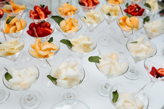 Catering-Cocktails mit Früchten auf dem Tisch