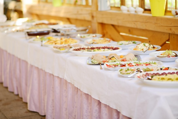 Catering comida no prato em uma festa de casamento