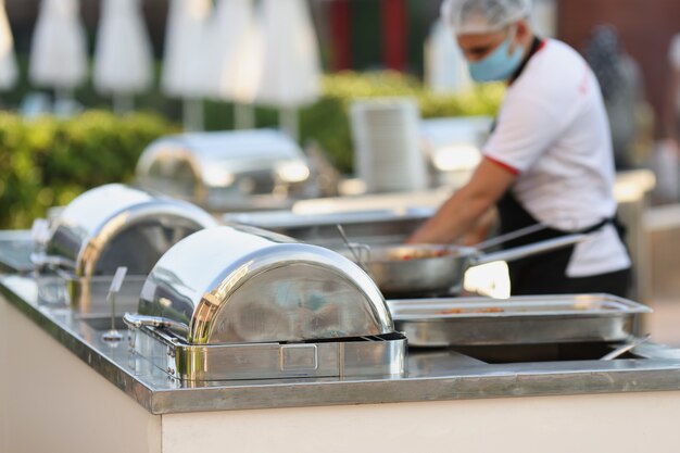 Catering durante uma pandemia. Restaurante chef mascarado