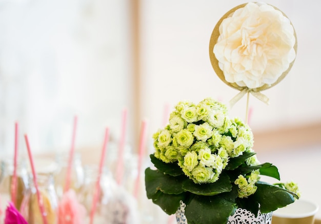 catering, feriados e conceito de celebração - close-up da decoração de flores festivas