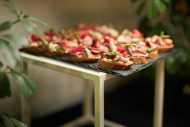 catering Kleine portionierte Snacks auf einem Ständer Süßigkeiten Kleine Sandwiches Kanapees