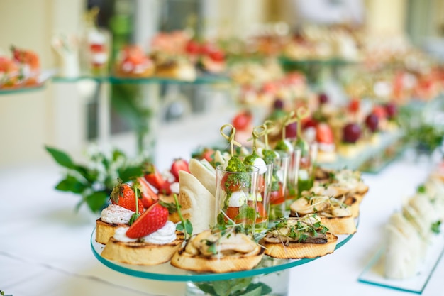 Catering Offsite-Essensbuffettisch mit verschiedenen Canapes, Sandwiches, Hamburgern und Snacks