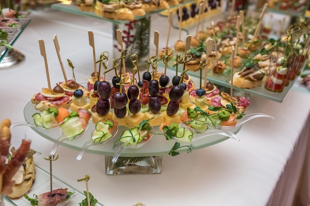 Catering Offsite-Essensbuffettisch mit verschiedenen Canapes, Sandwiches, Hamburgern und Snacks