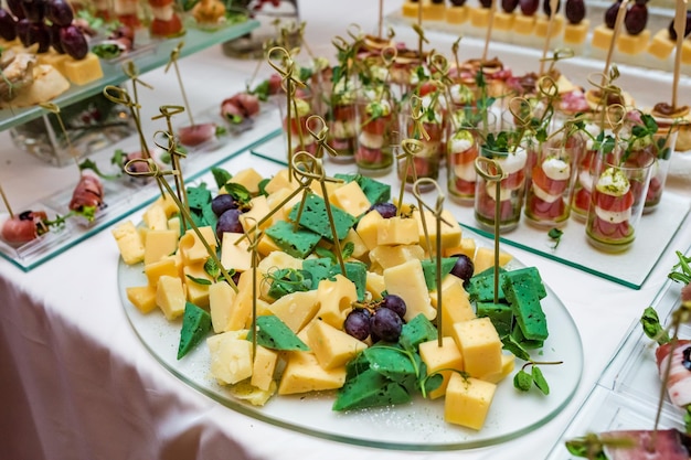 Catering Offsite-Essensbuffettisch mit verschiedenen Canapes, Sandwiches, Hamburgern und Snacks