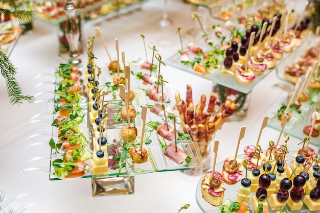 Catering Offsite-Essensbuffettisch mit verschiedenen Canapes, Sandwiches, Hamburgern und Snacks