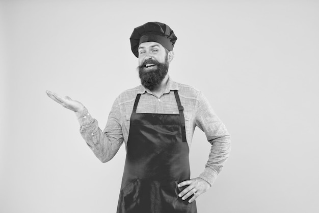 Catering para você bem-vindo ao nosso café na hora do almoço alegre chef barbudo brutal cozinheiro masculino de chapéu e avental homem profissional cozinhando cozinha de restaurante e empresa de negócios de catering culinário