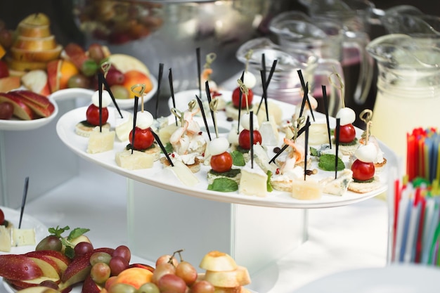 Foto catering tisch buffet abendessen schön dekoriertes bankett mit einer auswahl an verschiedenen snacks