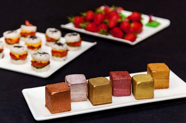 Catering, verschiedene leckere Desserts auf Buffetplatten. Catering, verschiedene Snacks auf Tellern