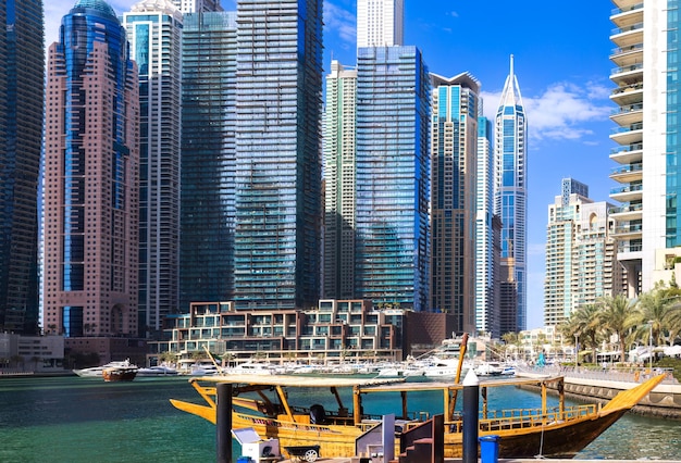 Cativante Marina de Dubai Um horizonte cênico à beira-mar de luxo moderno e arquitetura de alto padrão