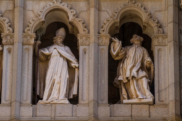 católica, fachada de la Catedral de Toledo, España