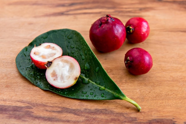 Cattley Guave rote Psidium Cattleyanum Frucht auf dem Tisch