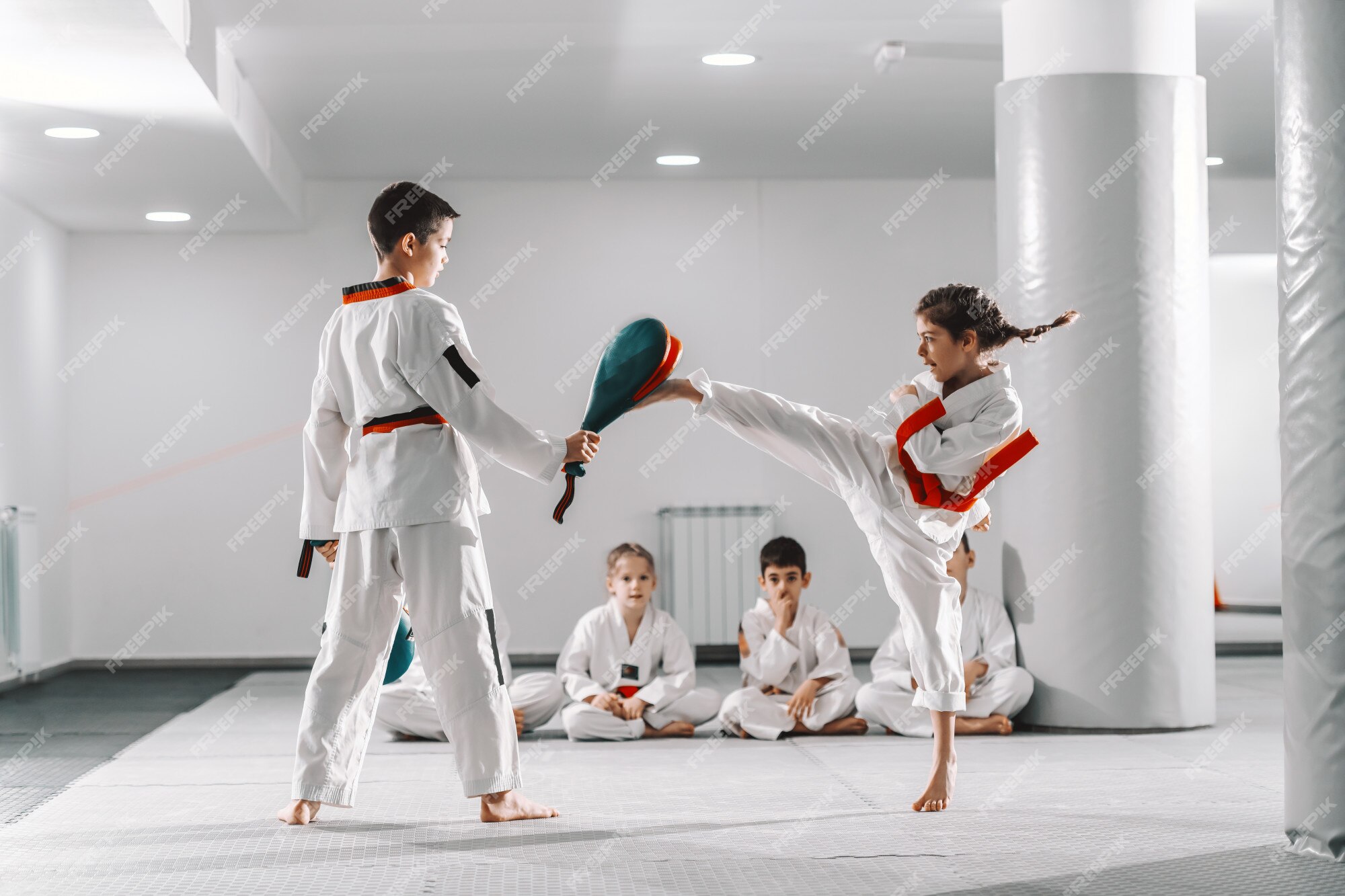 Tema dos Jogos Olímpicos com meninos fazendo taekwando 431856