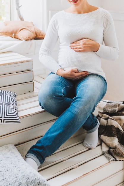 Caucasiana mulher grávida tocando sua barriga