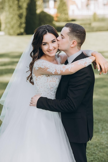 Caucasiano feliz casal jovem romântico celebrando seu casamento