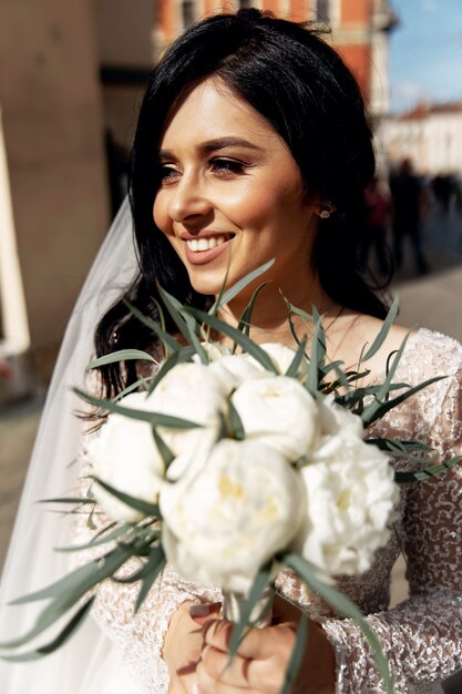 Caucasiano feliz casal jovem romântico comemorando seu casamento