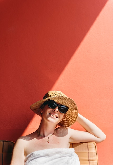 Caucasiano, mulher sunbathing, em, verão