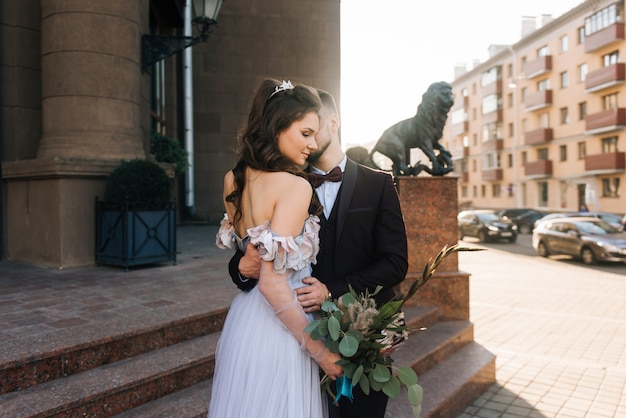 Caucásica feliz pareja joven romántica celebra su matrimonio y pasea por la ciudad de Europa. Concepto de boda Hermosa luz del sol