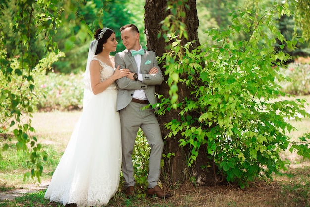 Caucásica feliz pareja joven romántica celebrando su matrimonio