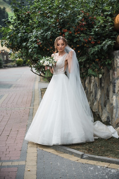 Caucásica feliz pareja joven romántica celebrando su matrimonio