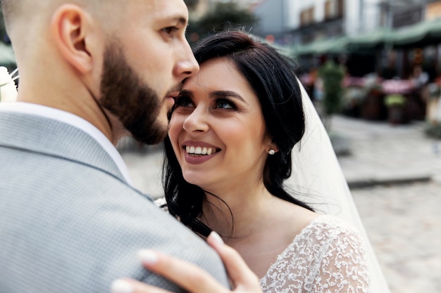 Caucásica feliz pareja joven romántica celebrando su matrimonio