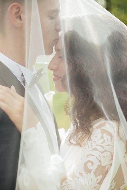 Caucásica feliz pareja joven romántica celebrando su matrimonio